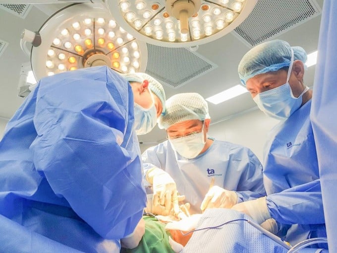 Le docteur Quoc Thai (au centre) lors d'une opération laparoscopique d'une hernie inguinale. Photo : fournie par l'hôpital.