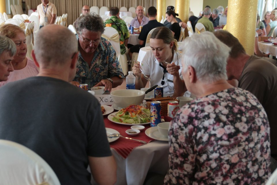 Les touristes internationaux apprécient la cuisine lors de leur voyage à Phu Quoc Pays. (Photo de Huu Tuan)