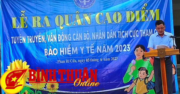 “Đi từng ngõ, gõ từng nhà” vận động người dân tham gia BHYT