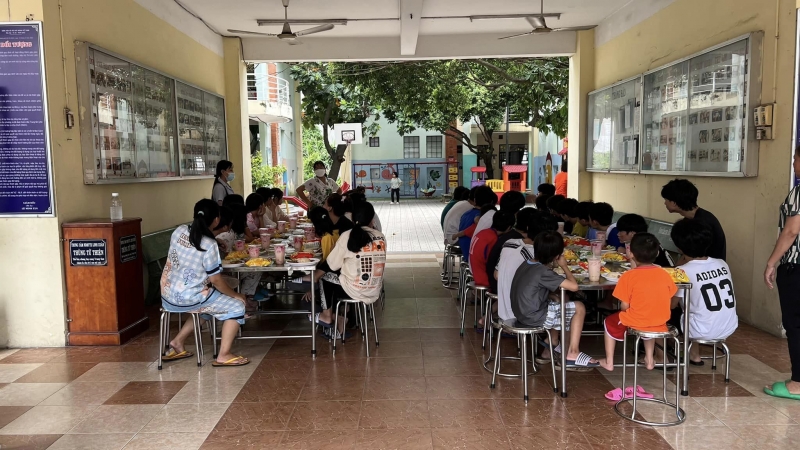 Das Zentrum achtet bei jeder Mahlzeit für Kinder stets auf Lebensmittelsicherheit und Hygiene.