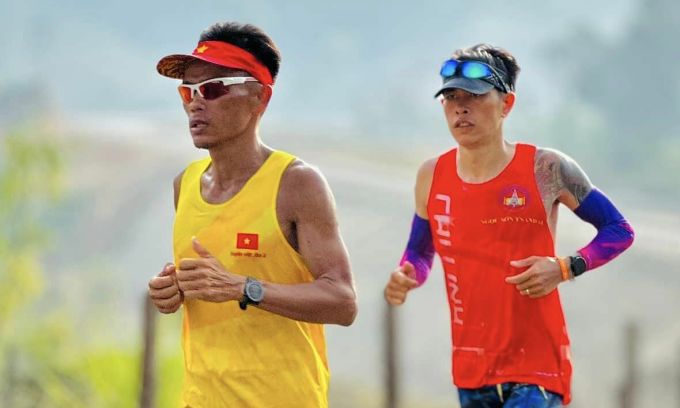 Nguyen Van Long and a fellow runner on the cross-country run in April 2024. Photo: Trung Hieu