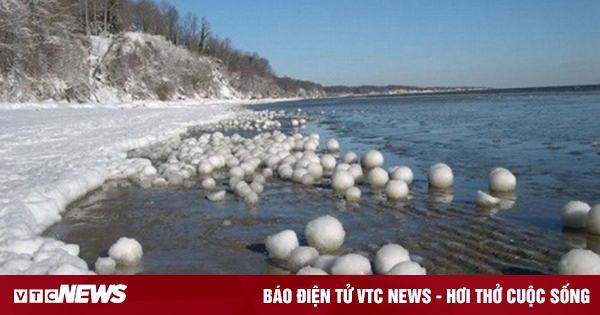 何千もの雪玉が海岸に打ち上げられた