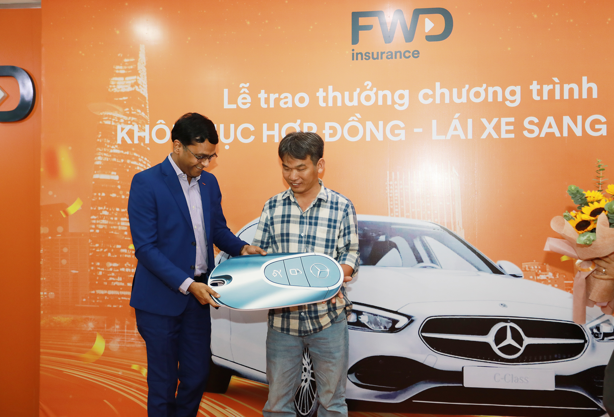 Một khách hàng của FWD trúng xe Mercedes sau khi khôi phục hợp đồng bảo hiểm - Ảnh 1.