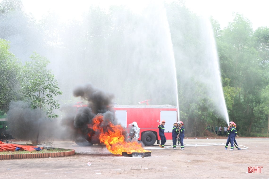 Líderes provinciales inspeccionan simulacros de fuego real para manejar situaciones