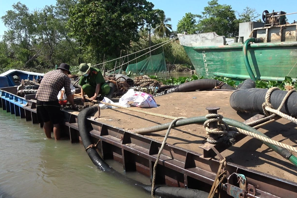 16 sà lan khai thác cát trái phép trên sông Tiền - 1