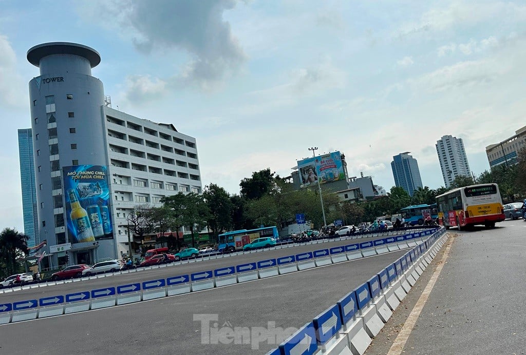 ภาพระยะใกล้ของที่จอดรถที่ให้บริการผู้โดยสารรถไฟจากสถานีรถไฟ Nhon - Hanoi ภาพที่ 3