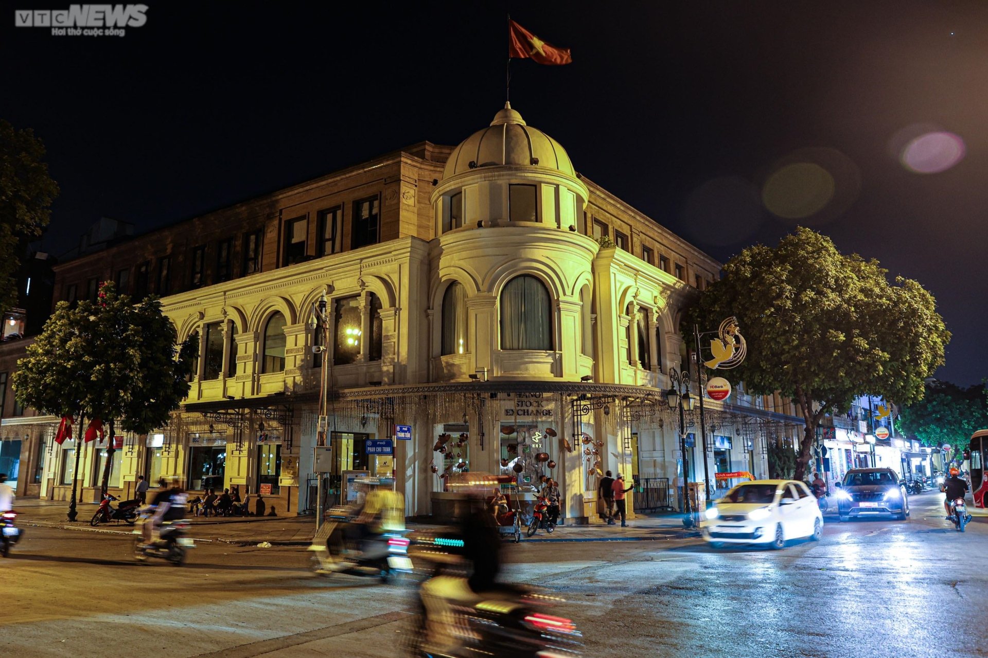 Power cut, Hanoi streets plunged into darkness - 11