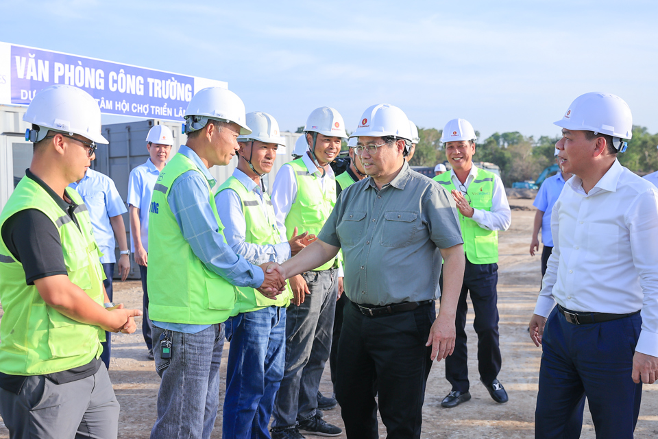 Le Premier ministre a encouragé les officiers et les ouvriers des unités de construction du projet. Photo : VGP/Nhat Bac