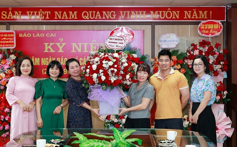 Hai Yen Environment Company Limited presents flowers to congratulate Lao Cai Newspaper..jpg