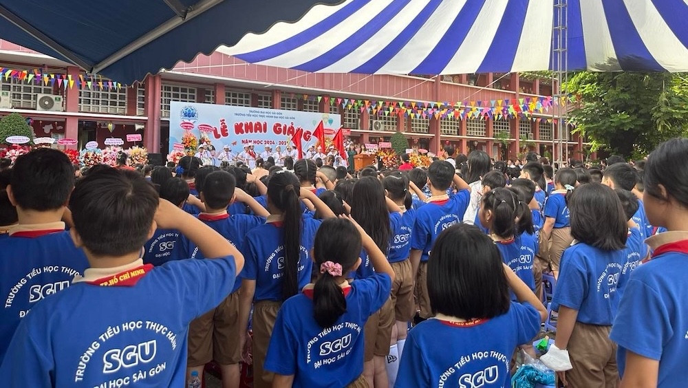 Estudiantes de escuelas primarias privadas en Ciudad Ho Chi Minh reciben apoyo para la matrícula