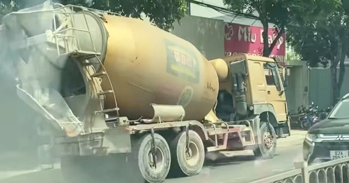 Concrete mixer truck driving in the wrong direction in Ho Chi Minh City