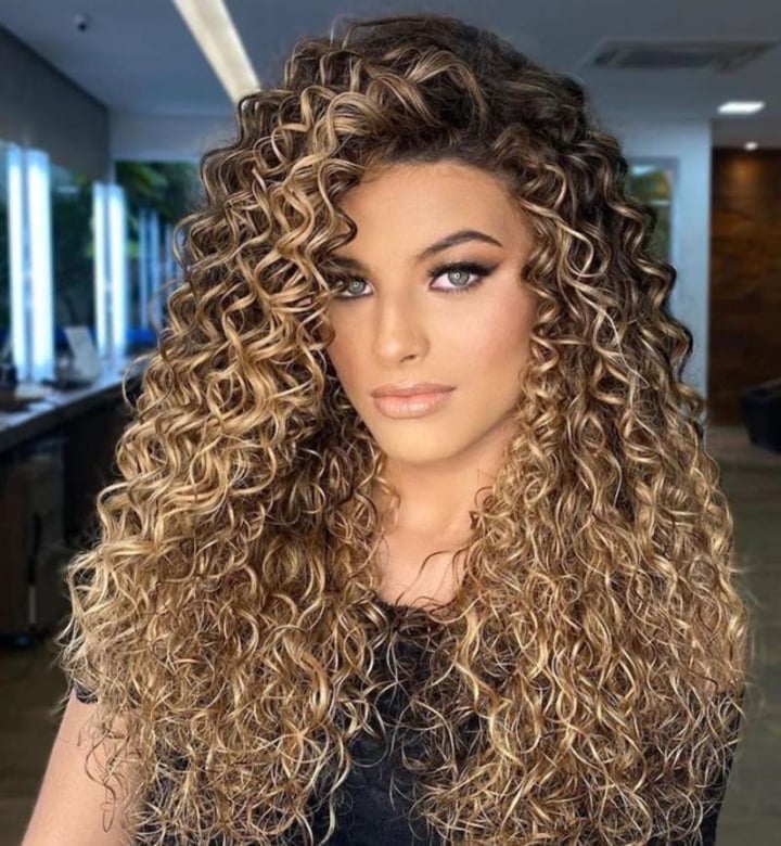 Beautiful curly hairstyles for women in 2023 - 13