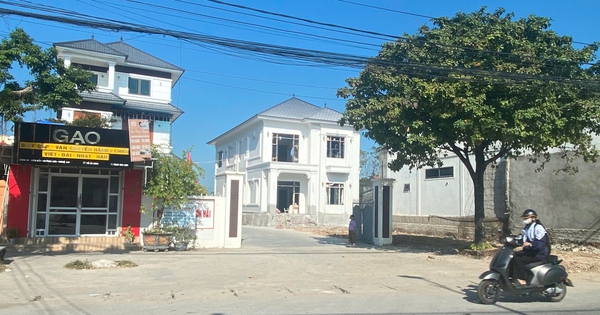 How is the case of demolishing waiting rooms to build houses in the bus station in Nghe An handled?