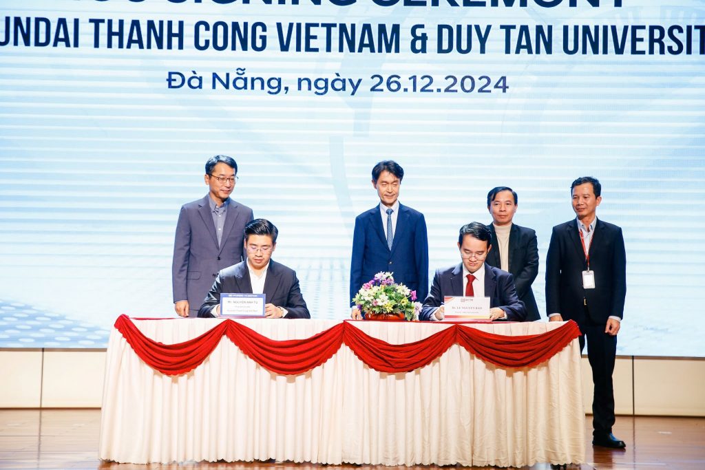 Hyundai Thanh Cong Vietnam and Duy Tan University signed a memorandum of understanding - MOU on cooperation in training high-quality human resources