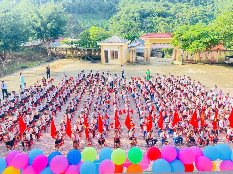 Hàng trăm học sinh trường Phổ thông dân tộc bán trú Tiểu học tại xã Lượng Minh, huyện Tương Dương với trang phục chỉnh tề, có mặt sớm tại trường để dự lễ khai giảng. 