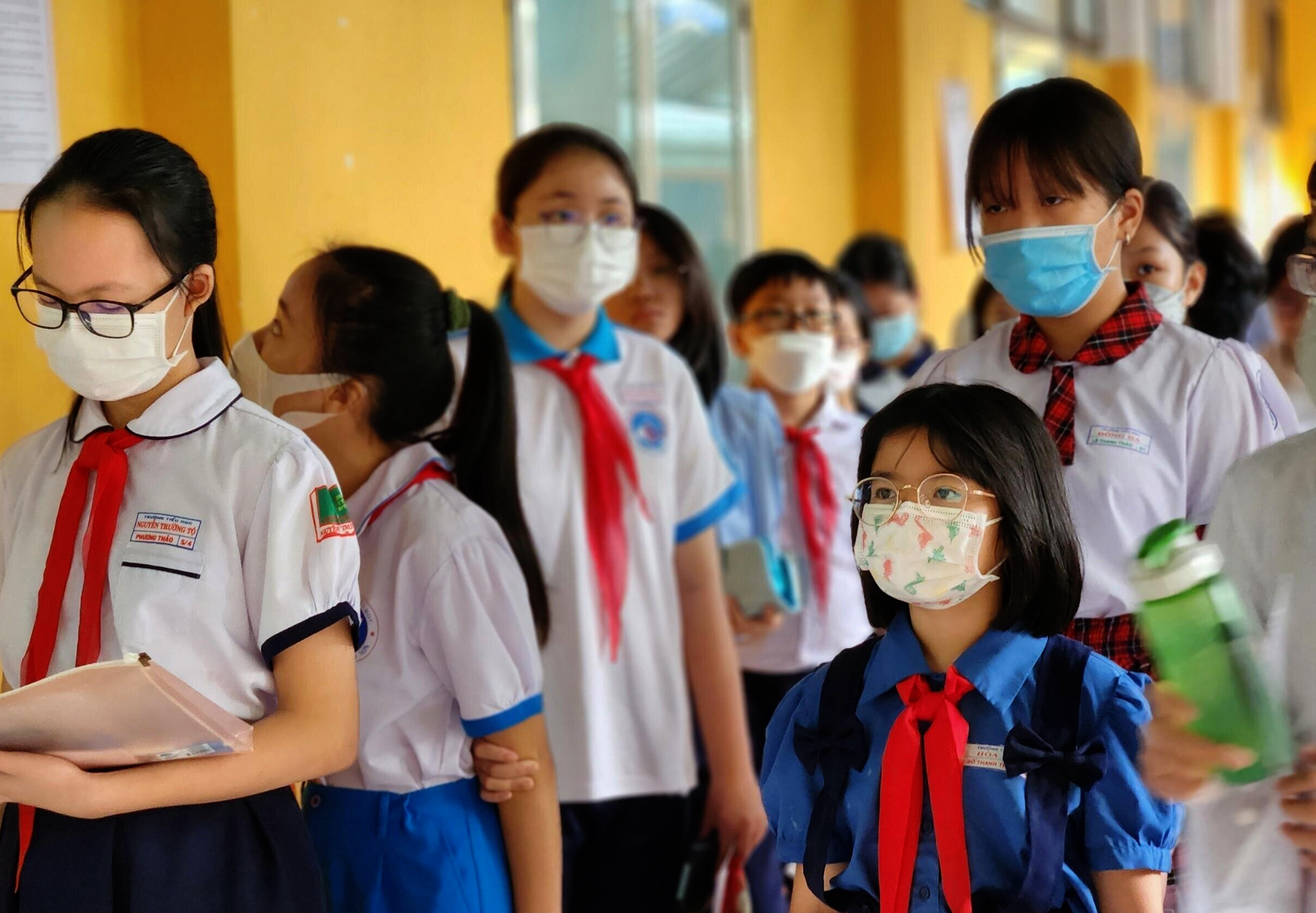 Students take the entrance exam to grade 6 of a specialized high school. (Photo: L.N)