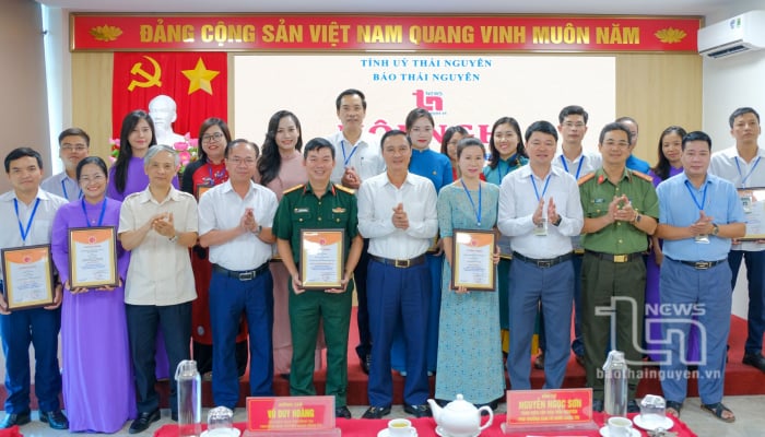 Thai Nguyen Newspaper awards prizes for writing contest on 'Studying and following Ho Chi Minh's ideology, morality and style'