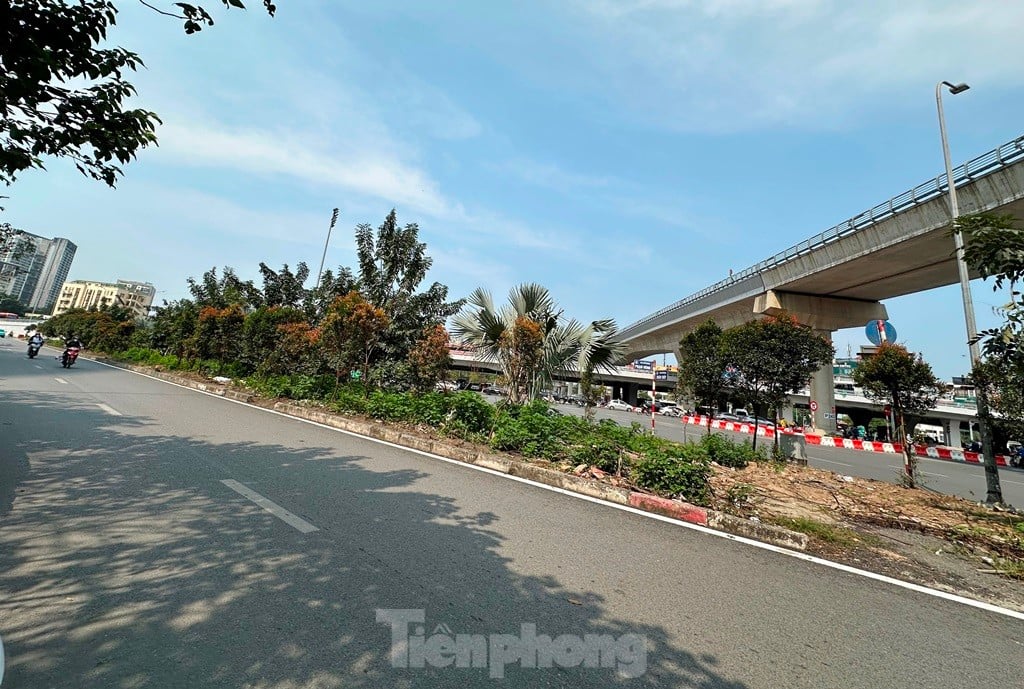 ภาพระยะใกล้ของที่จอดรถสำหรับผู้โดยสารรถไฟจากสถานีรถไฟ Nhon - Hanoi ภาพที่ 9