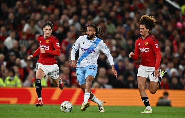 Riedewald (au milieu) jouait en Premier League.