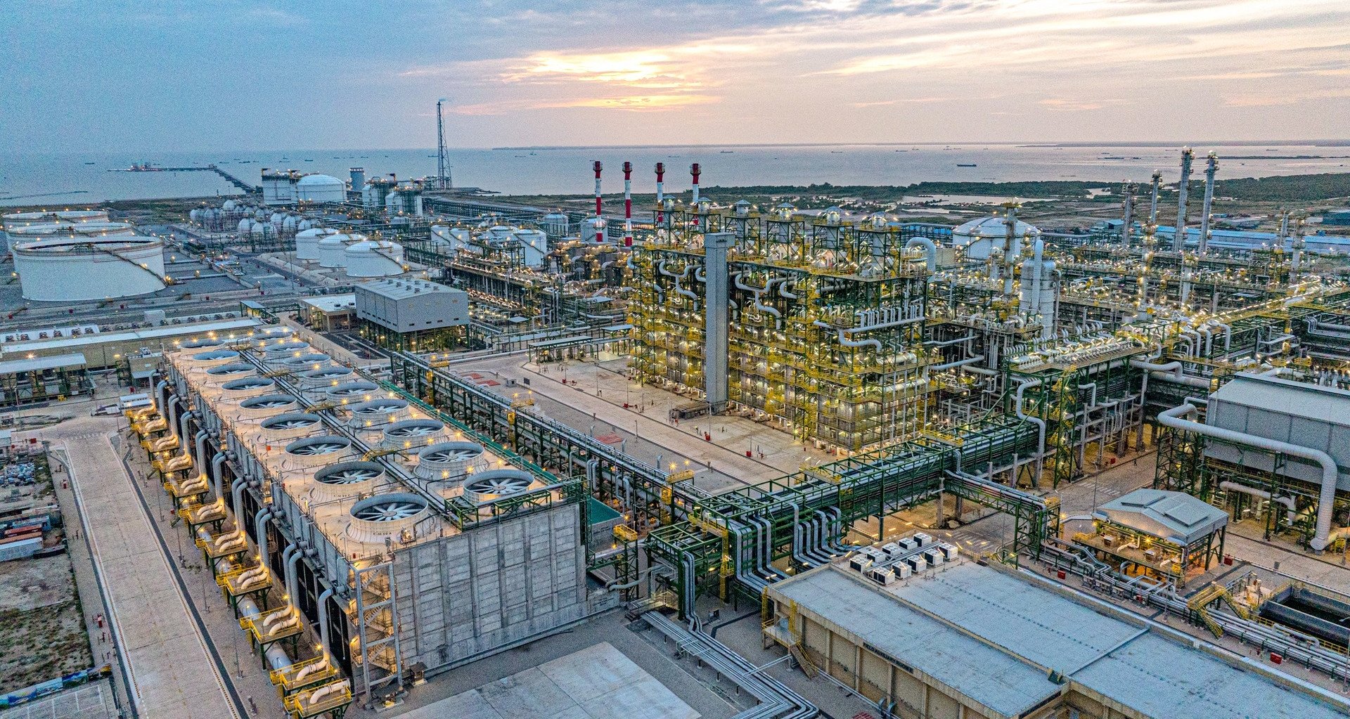 The first petrochemical complex worth over 5 billion USD in Vietnam enters commercial operation