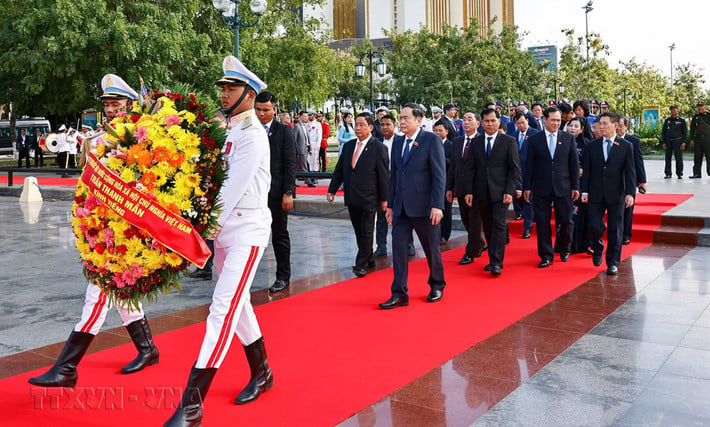 National Assembly Chairman Tran Thanh Man lays wreath at Vietnam-Cambodia Friendship Monument. Photo: Doan Tan - VNA