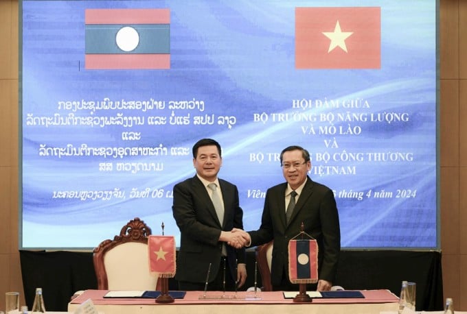 Minister of Industry and Trade Nguyen Hong Dien and Lao Minister of Energy and Mines Phosay Sayasone at the meeting. Photo: Ministry of Industry and Trade.