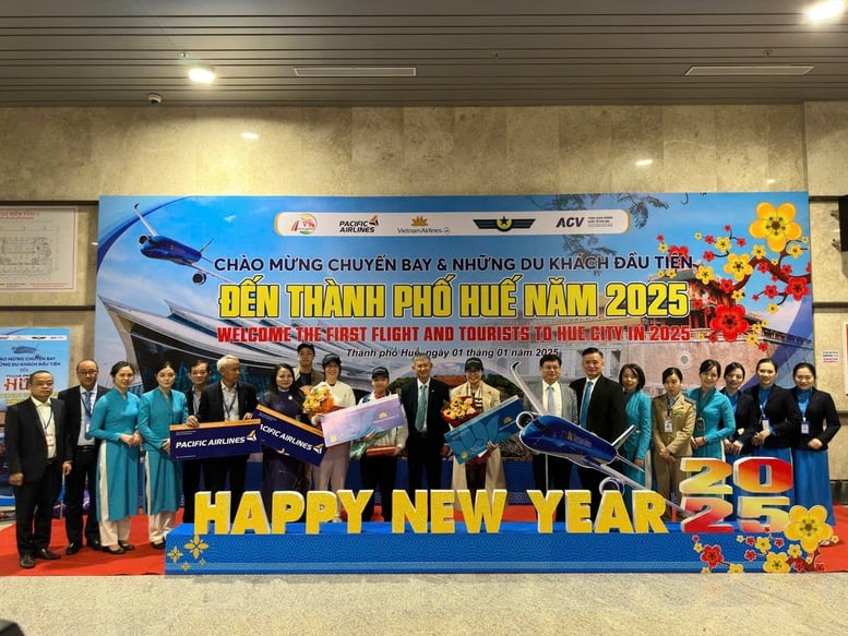 Vietnam Airlines chào đón những hành khách đầu tiên nhân dịp năm mới 2025