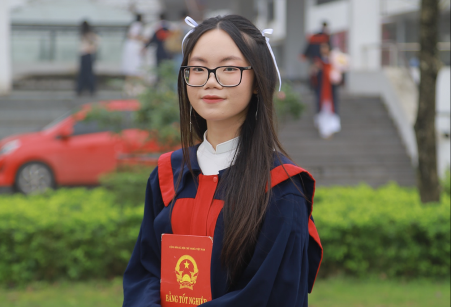 Valedictorian Dinh Thi Bich Ngoc with 57.85 points: Dreams of becoming a foreign language teacher