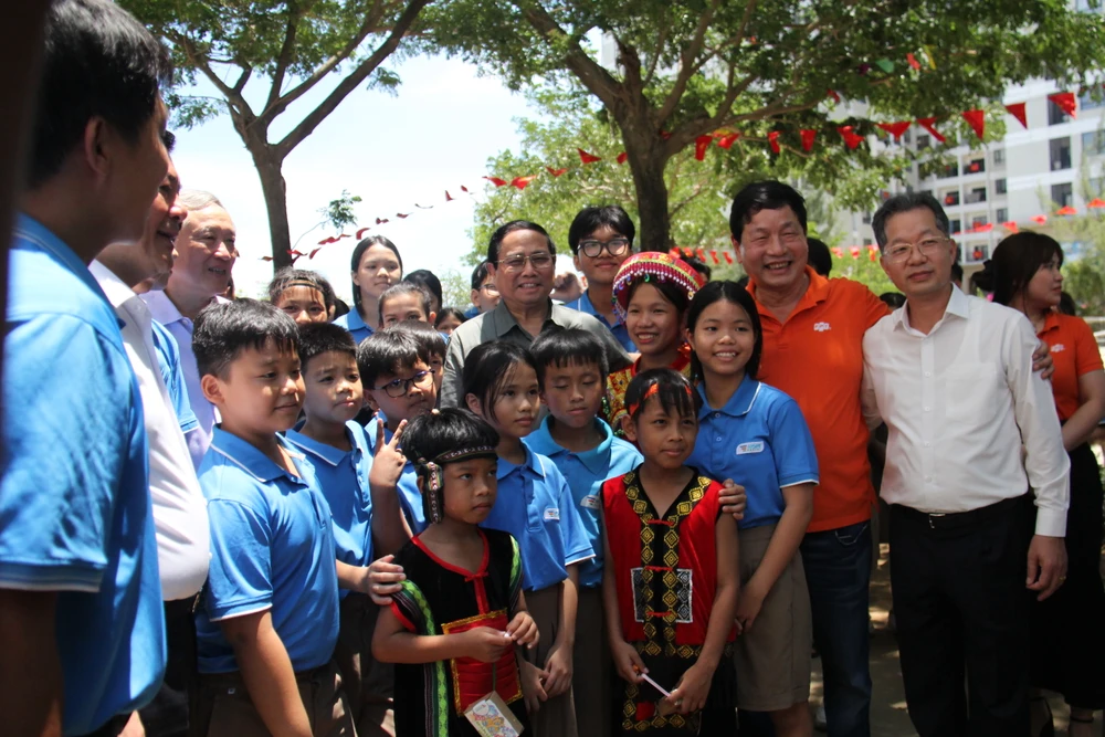 El primer ministro Pham Minh Chinh con estudiantes de la escuela Hy Vong. Foto: XUAN QUYNH