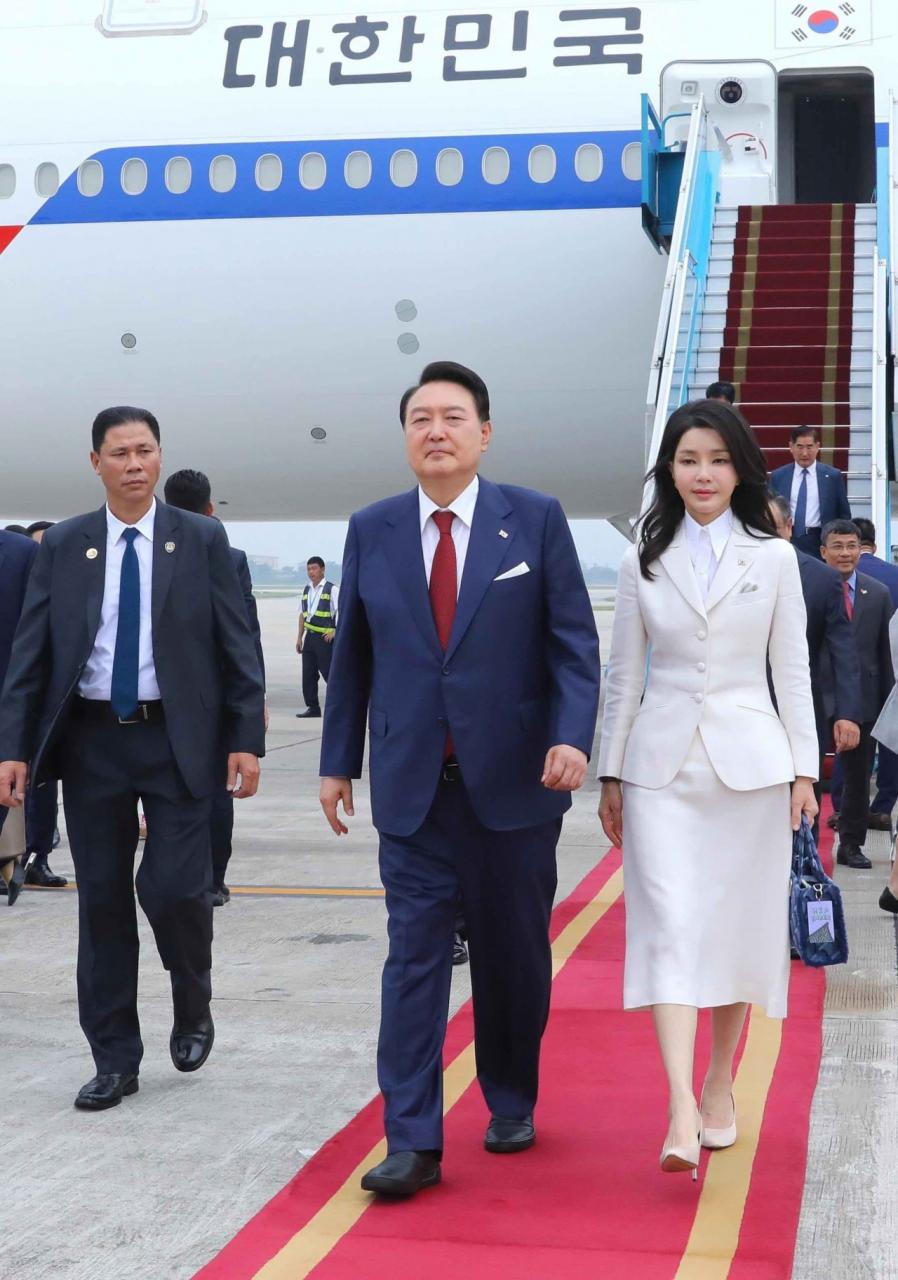 Gu thời trang ấn tượng của vợ Tổng thống Hàn Quốc Yoon Suk Yeol Gu thời trang ấn tượng của vợ Tổng thống Hàn Quốc Yoon Suk Yeol