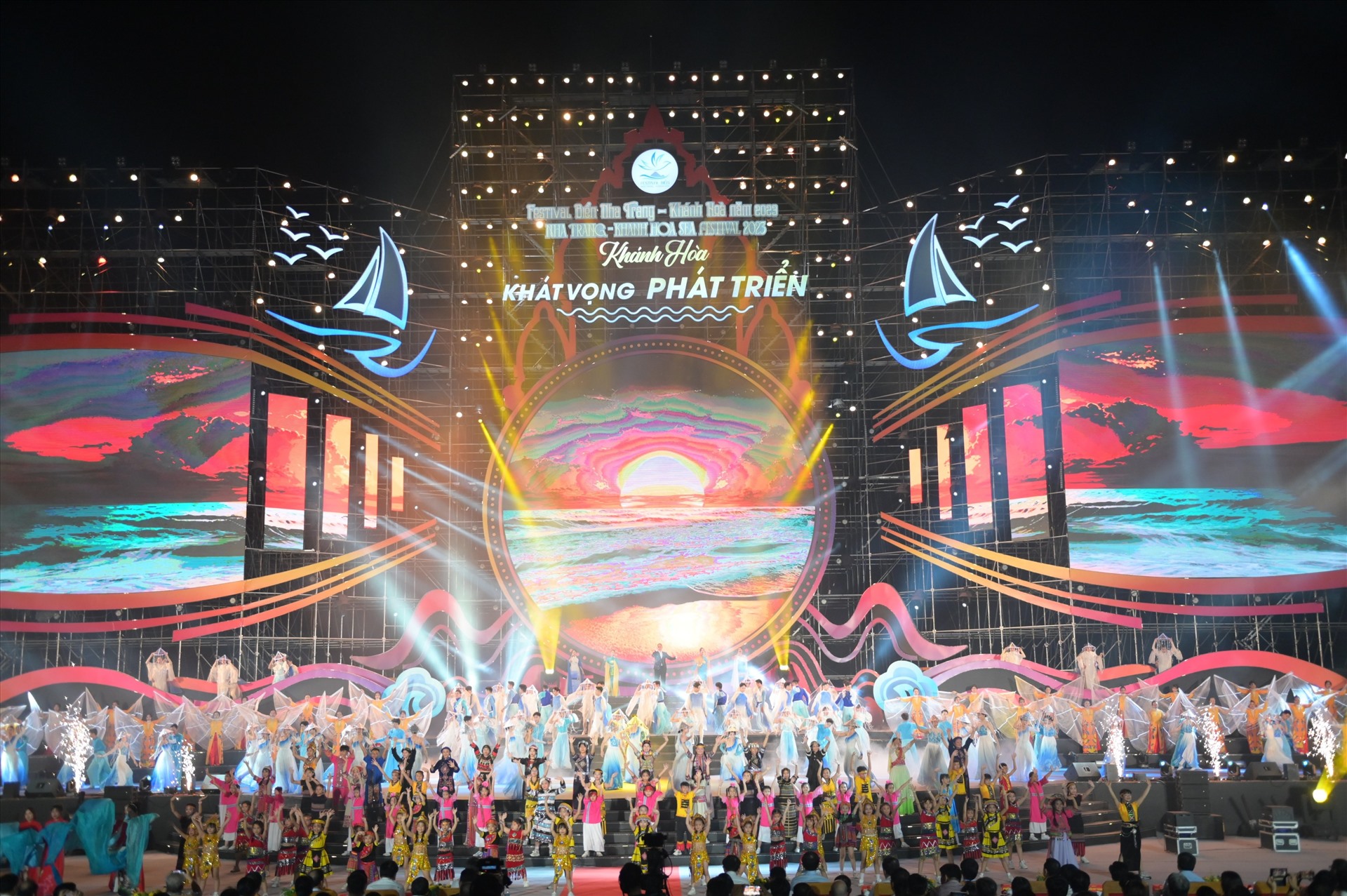 Sân khấu Festival biển hoành tráng nhất trong các kì Festival biển Nha Trang- Khánh Hòa được tổ chức. Ảnh: Công Định