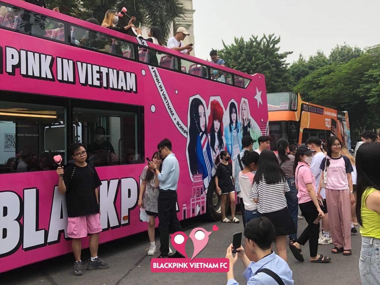 Fans take photos in front of a pink double-decker bus with a message welcoming Blackpink in Hanoi on July 28. Photo: Blackpink Vietnam FC