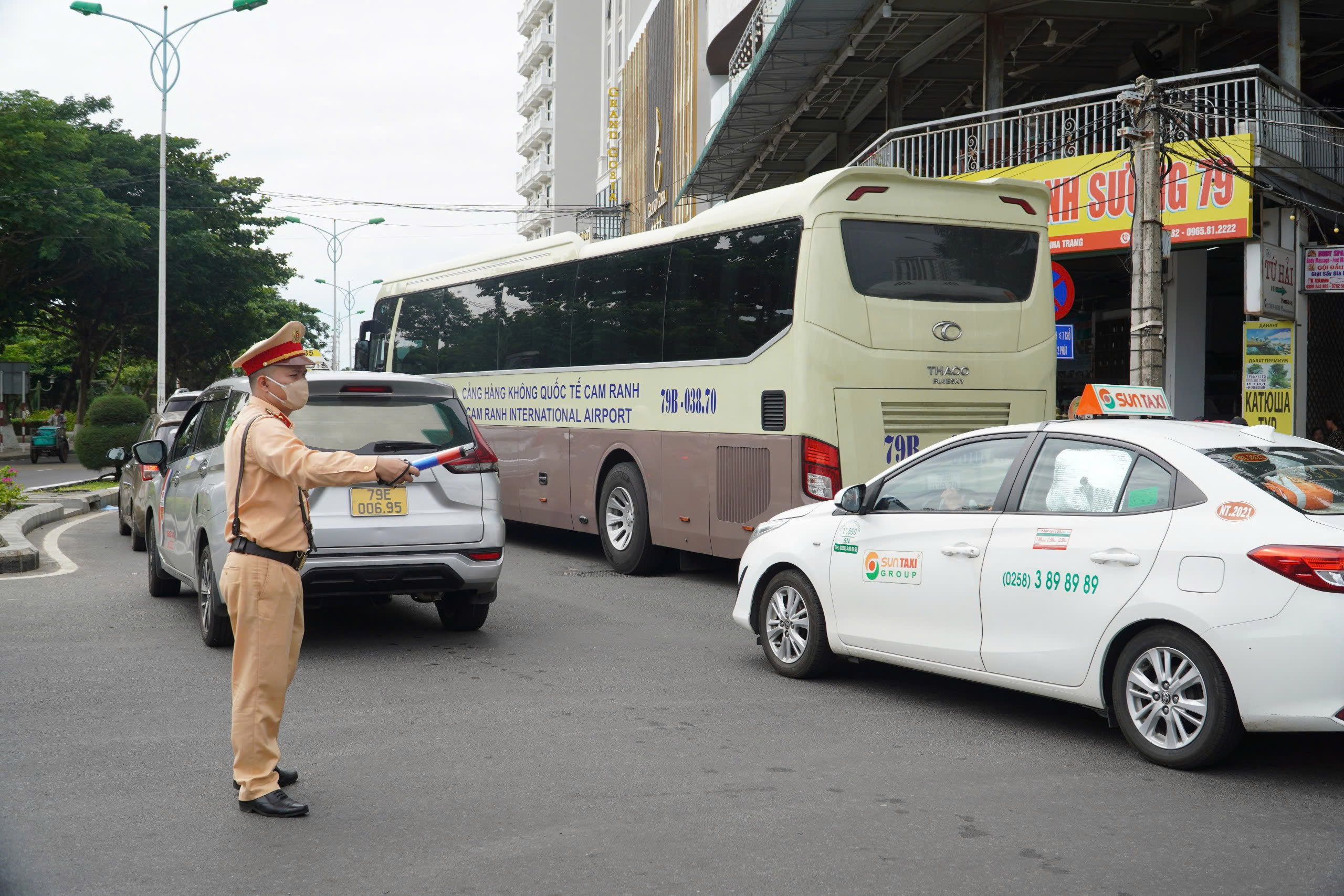 Cấm xe trên 29 chỗ vào Nha Trang giờ cao điểm- Ảnh 1.