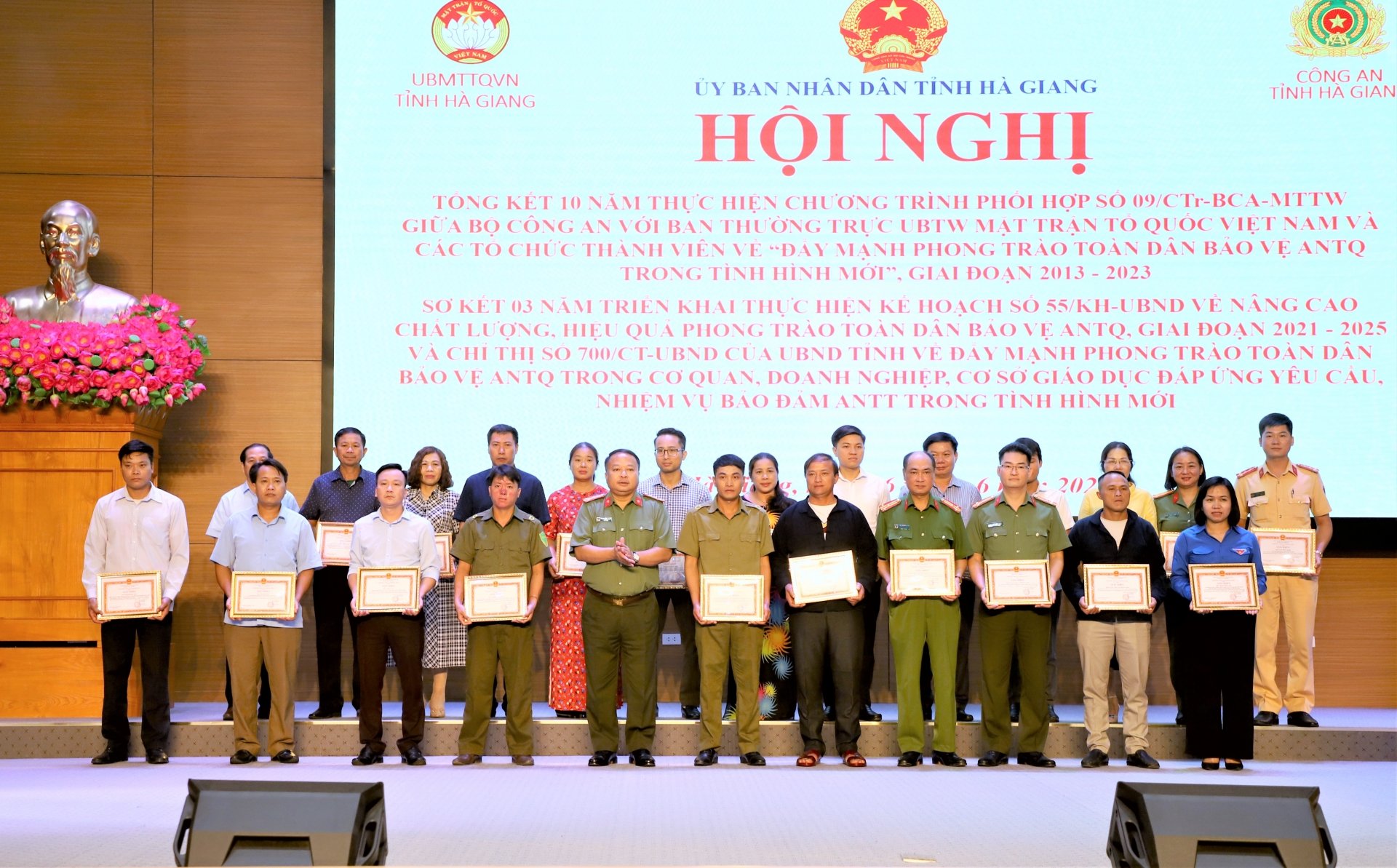 Colonel Phan Huy Ngoc, Director of the Provincial Police Department, presented Certificates of Merit to collectives and individuals.