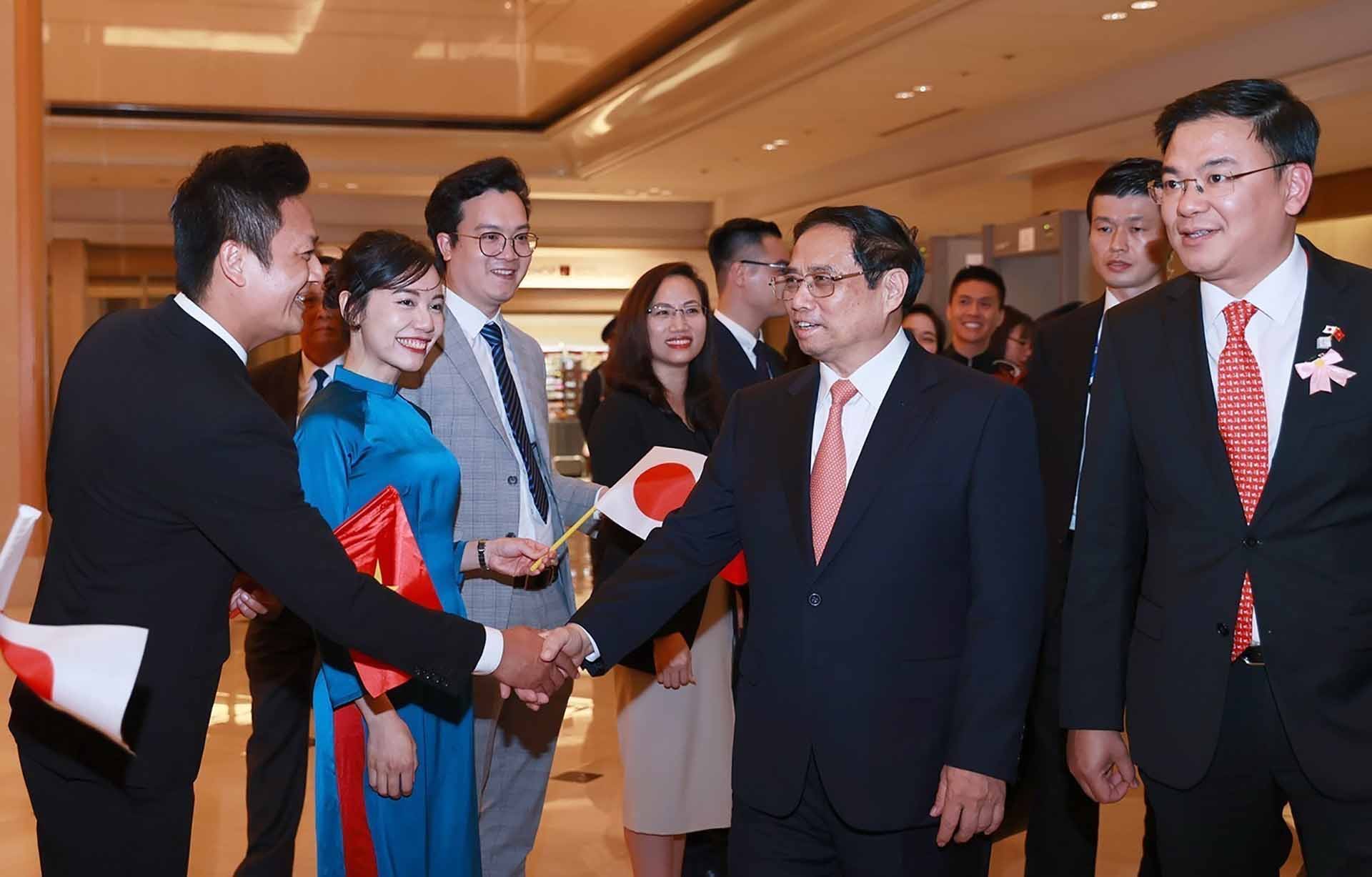 Cán bộ, nhân viên Đại sứ quán và cộng đồng người Việt Nam tại Nhật Bản đón Thủ tướng Phạm Minh Chính. (Nguồn: TTXVN)