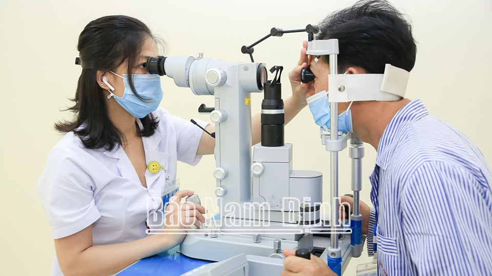 El Hospital Oftalmológico Provincial examina y trata a pacientes con tarjetas de seguro médico.