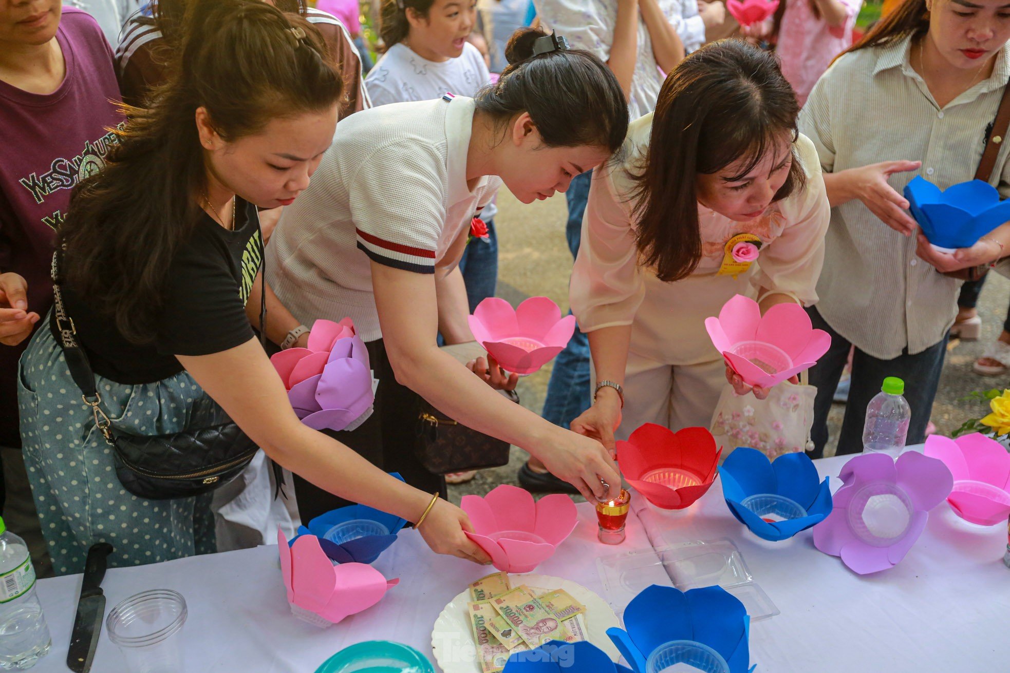 People in the capital release flower lanterns to show their gratitude during Vu Lan festival photo 4