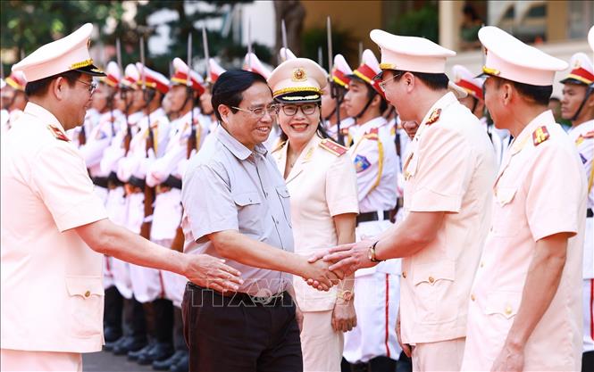 El primer ministro Pham Minh Chinh visita a oficiales y soldados de la policía provincial de Dak Lak