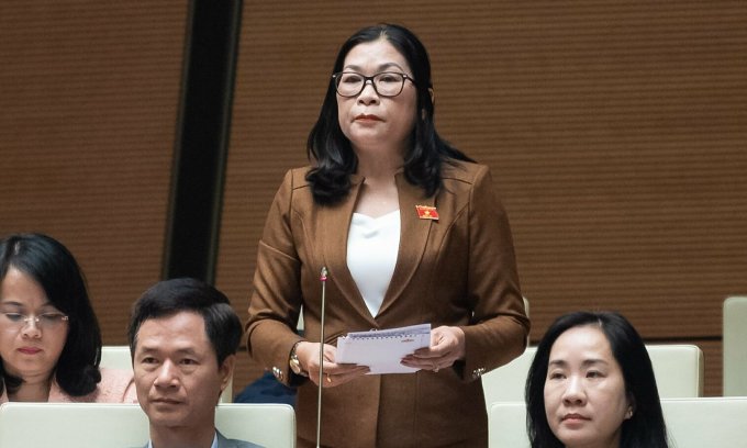 La déléguée Bo Thi Xuan Linh a pris la parole dans la salle le matin du 21 novembre. Photo : Médias de l'Assemblée nationale