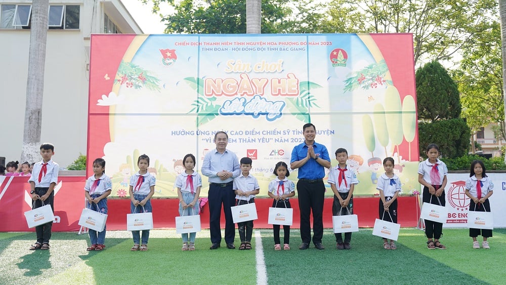 Hơn 500 thanh thiếu nhi tham gia chương trình "Ngày hè sôi động" |=> Đăng trên báo Bắc Giang