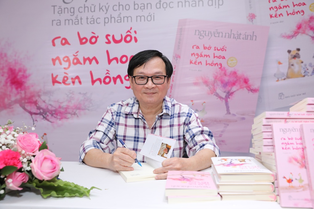 Ký tặng độc giả, Nguyễn Nhật Ánh chết lặng trước chồng sách toàn sách giả - 3