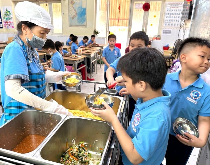 Students of grades 2 and 3 at Dinh Tien Hoang Primary School get lunch on October 11. Photo: Le Nguyen