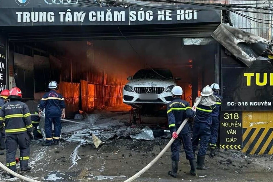 Gara ô tô bốc cháy dữ dội, xe Mercedes bên trong bị 'vạ lây' - Ảnh 2.