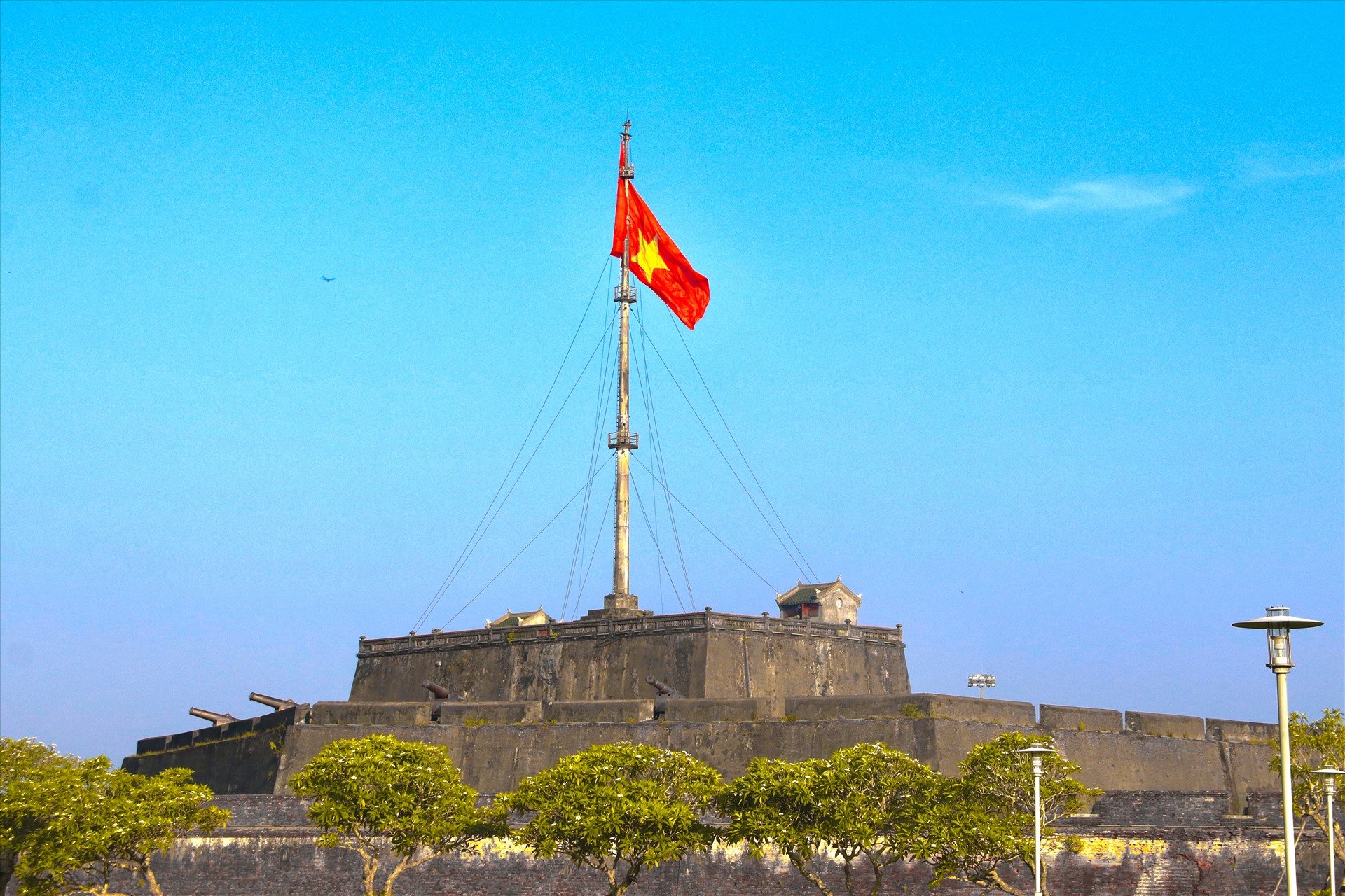 According to research, the flagpole consists of two main parts: the flag stand and the flagpole. The flag stand has 3 truncated top floors designed to be stacked on top of each other. The first floor is over 5.5m high, the second floor is about 6m high and the third floor is over 6m high. The total height of the flagpole is about 18m.