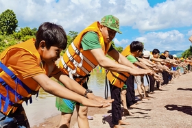 กองกำลังรักษาชายแดนประสานงานสอนว่ายน้ำฟรีให้กับนักเรียนในพื้นที่ภูเขา