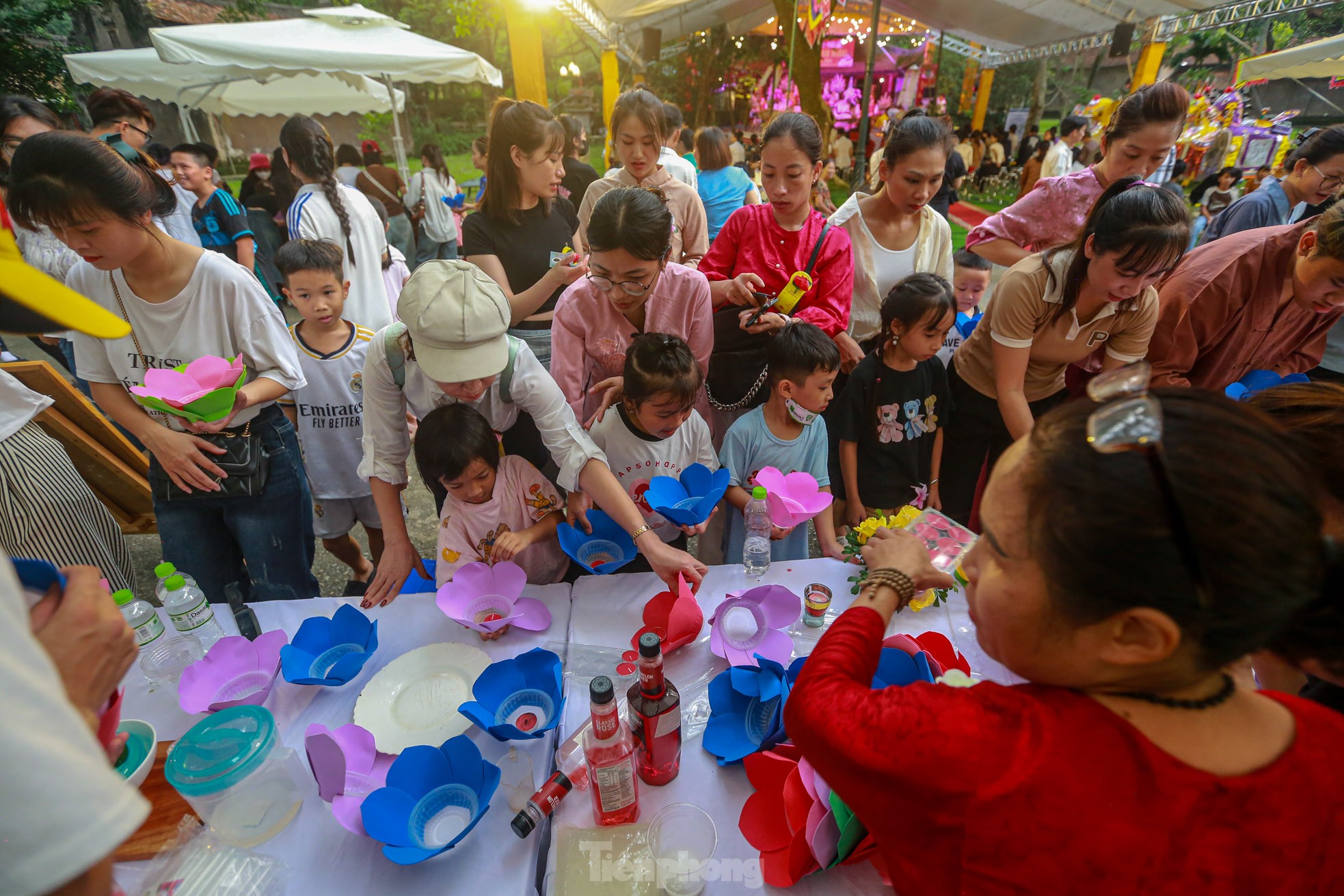 People in the capital release flower lanterns to show their gratitude during Vu Lan festival photo 1