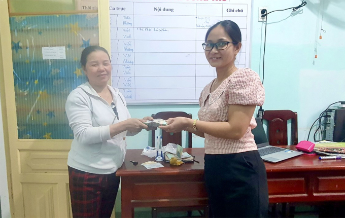 Bà Soa bên phải trả lại tài sản cho người đánh rơi. Ảnh: Công an huyện Tiên Phước