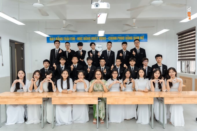 Minh (5º, segunda fila) se toma una foto del anuario con su profesor de aula y sus compañeros de clase. Foto: Personaje proporcionado