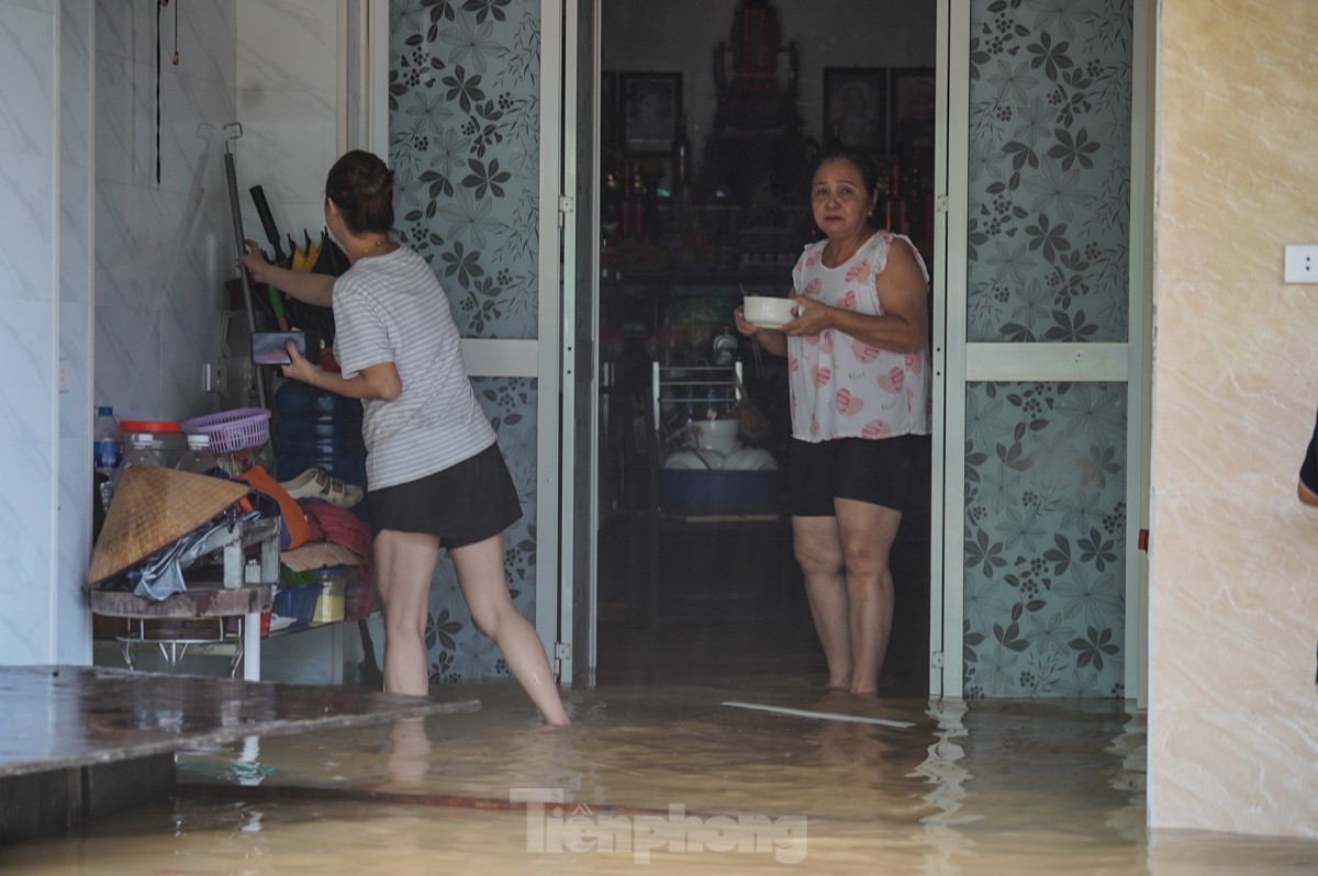 Hanoï : le niveau de l'eau monte d'un mètre, les habitants utilisent des bateaux pour déplacer des objets afin « d'échapper à l'inondation » photo 12