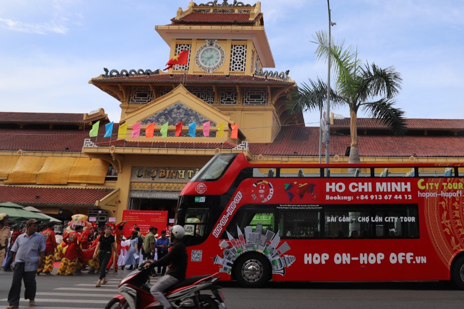 La ligne de bus à impériale à toit ouvert Saigon - Cho Lon est officiellement en service